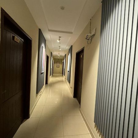 Shelton Boulevard Hotel Lahore Exteriör bild